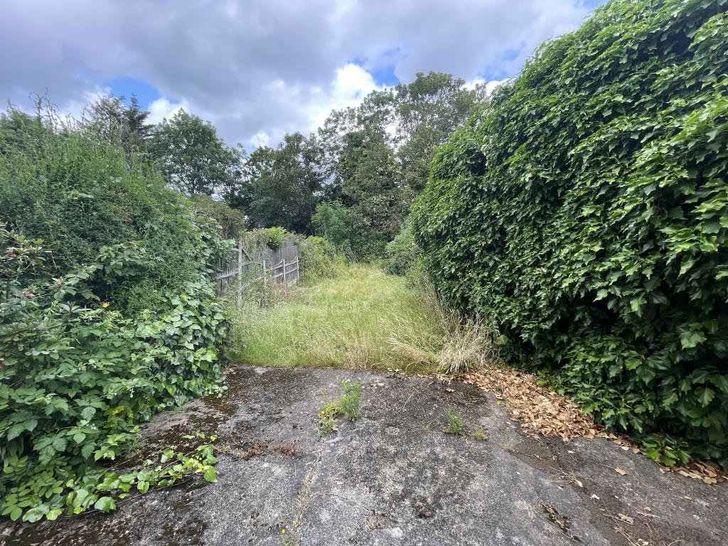 Lot: 140 - SEMI-DETACHED HOUSE FOR IMPROVEMENT - garden